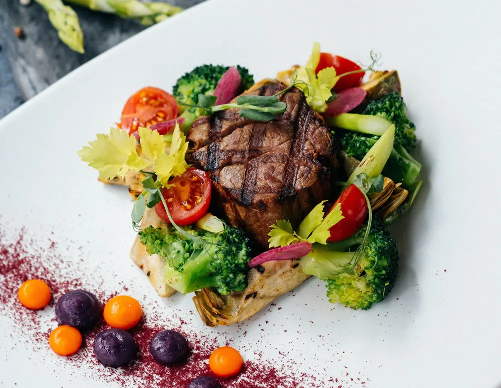 Carne con brócoli y verduras asadas